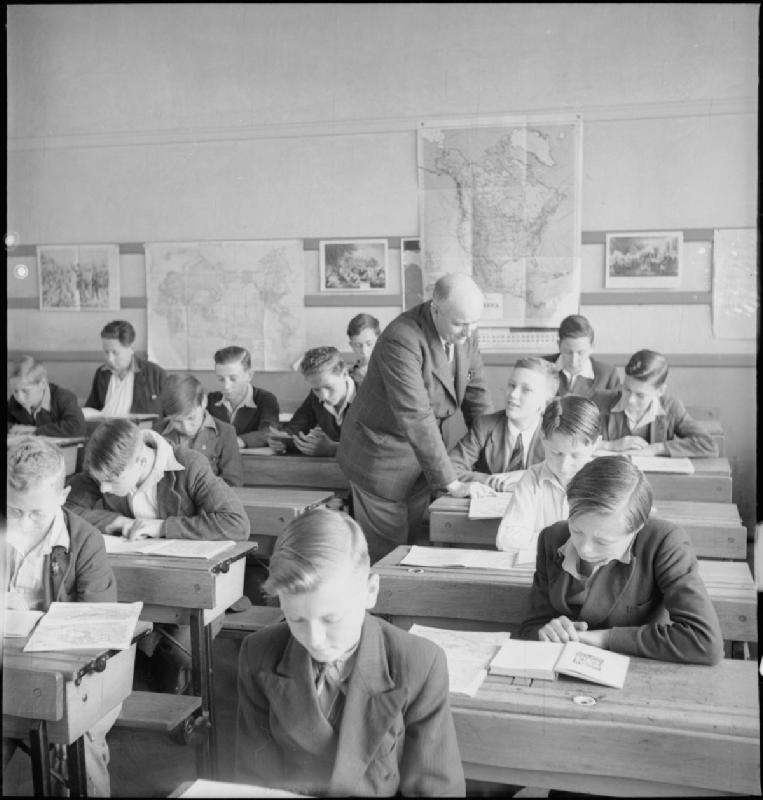 Young_Britons_Study_American_History-_Education_in_Wartime_England,_1943_D13785